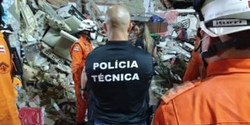 volta das 20h15. Os três trabalhadores que atuavam no prédio não resistiram. As