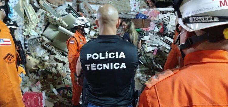 volta das 20h15. Os três trabalhadores que atuavam no prédio não resistiram. As