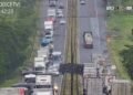 volta das 10h42, no km 541 da rodovia. O veículo ficou atravessado no canteiro c