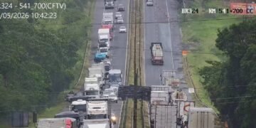volta das 10h42, no km 541 da rodovia. O veículo ficou atravessado no canteiro c