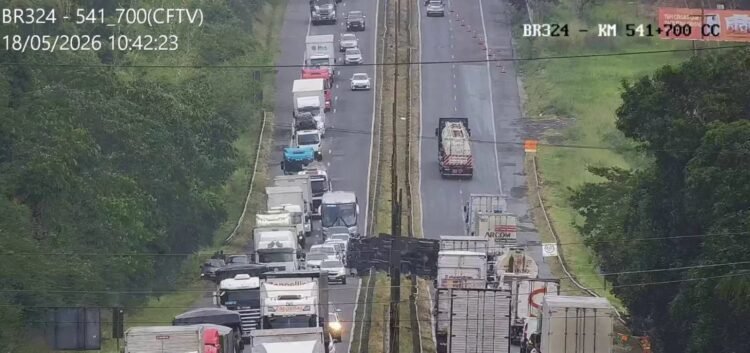 volta das 10h42, no km 541 da rodovia. O veículo ficou atravessado no canteiro c