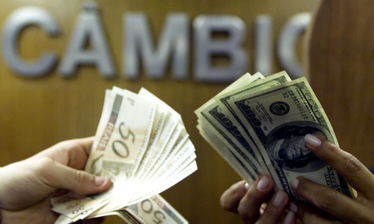 Dólar fecha abaixo de R$ 5 após recuo de tensão militar no Oriente Médio 1 Direitos reservados