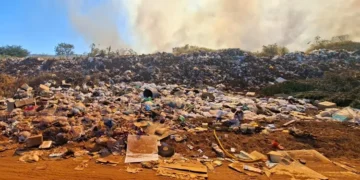 Incêndio criminoso no lixão lança fumaça tóxica e preocupa populares em Macaúbas