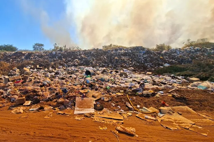 Lixão em Macaúbas: fumaça tóxica afeta moradores e gera apelo por soluções 1 Incêndio criminoso no lixão lança fumaça tóxica e preocupa populares em Macaúbas