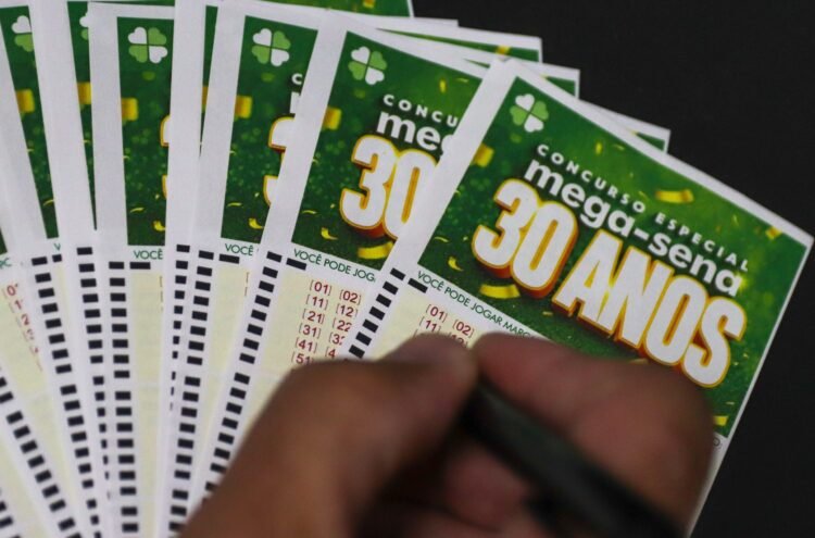 Mega-sena de 30 anos sorteia prêmio de 300 milhões neste domingo 1 meio da Surpresinha. A aposta simples custa R$ 6, e o valor vai aumentando de ac