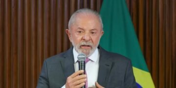 ano, uma hora por ano, aí é brincar de fazer redução. Está aí o projeto de lei