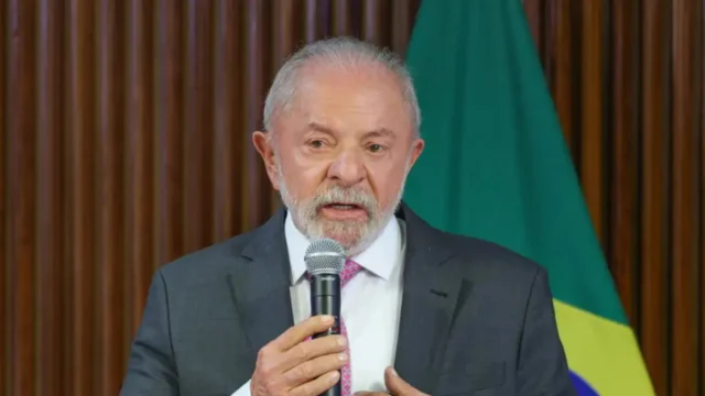 ano, uma hora por ano, aí é brincar de fazer redução. Está aí o projeto de lei