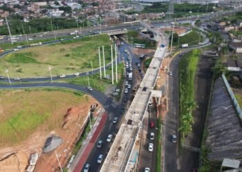 Intervenções na BR-324 entre 26 e 31 de maio visam a implantação do VLT, com bloqueios noturnos e sinalização para motoristas | VLT Salvador