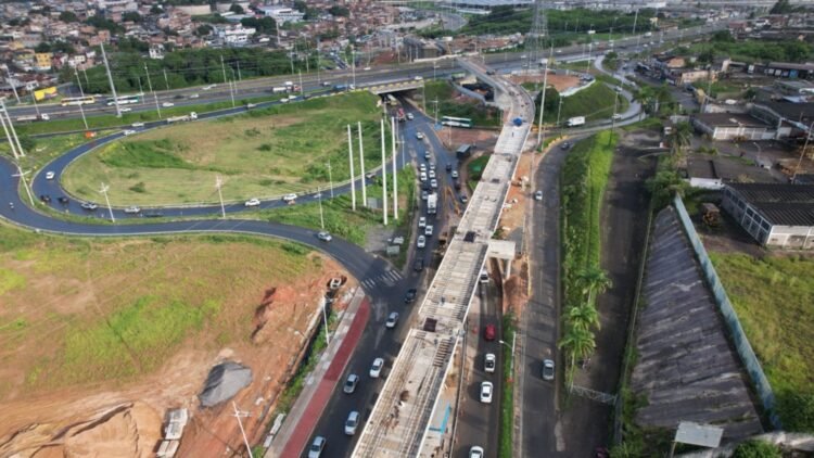 Intervenções na BR-324 entre 26 e 31 de maio visam a implantação do VLT, com bloqueios noturnos e sinalização para motoristas | VLT Salvador