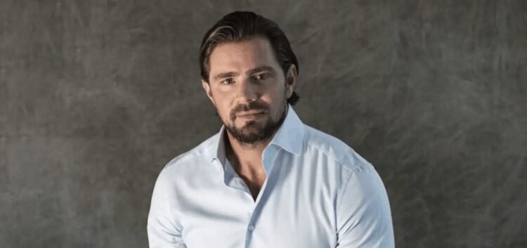 Polícia Federal investiga fundo bilionário nas Bahamas vinculado a Daniel Vorcaro 1 Vorcaro ao senador Flávio Bolsonaro. Os recursos teriam como destino o financiam