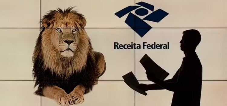77,2% dos contribuintes. Já o preenchimento on-line representa 15,8% dos envios