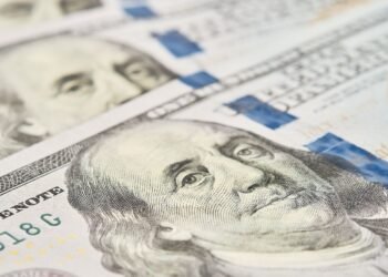 Dólar fechou em queda na última segunda-feira (25), cotado a R$ 5,0193 • Freepik