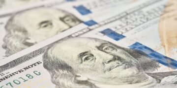 Dólar fechou em queda na última segunda-feira (25), cotado a R$ 5,0193 • Freepik