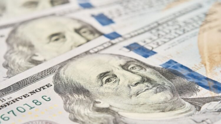 Dólar fechou em queda na última segunda-feira (25), cotado a R$ 5,0193 • Freepik