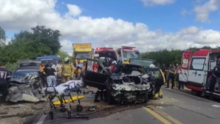 Colisão devastadora na Br-116 em Serrinha deixa quatro feridos e carros destruídos 1 Reprodução/TV Subaé