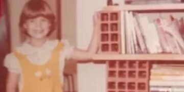 uma decoração com paredes de tijolos aparentes e móveis modestos. A imagem acabo