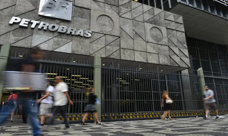 Gasolina tem reajuste de R$ 0,04 por litro anunciado pela Petrobras 1 © Arquivo/Agência Brasil