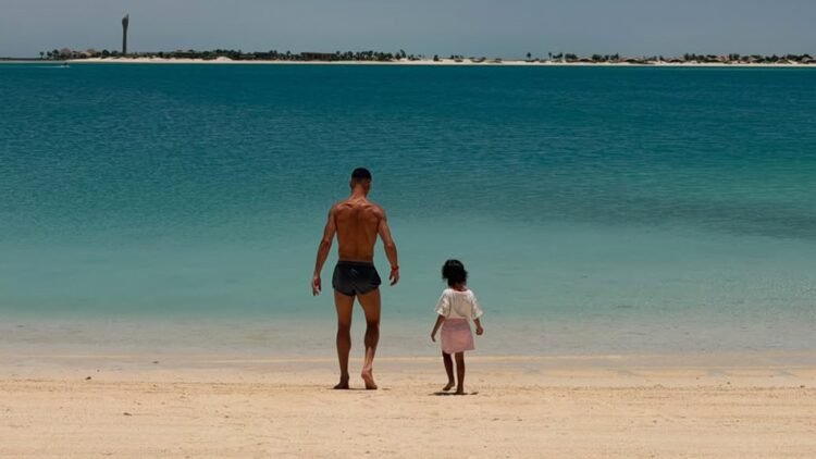 Georgina Rodriguez mostra Cristiano Ronaldo com os filhos – Foto: Instagram