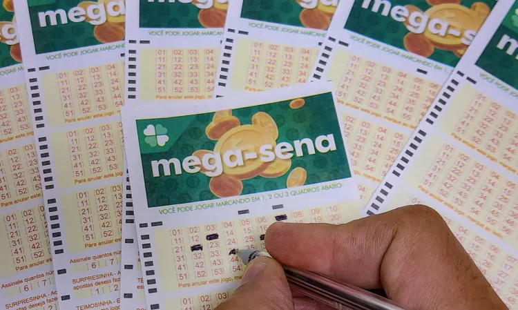 Mega-sena acumula e sorteio de terça-feira promete prêmio de 16 milhões de reais 1 © Rafa Neddermeyer/Agência Brasil/ARQUIVO