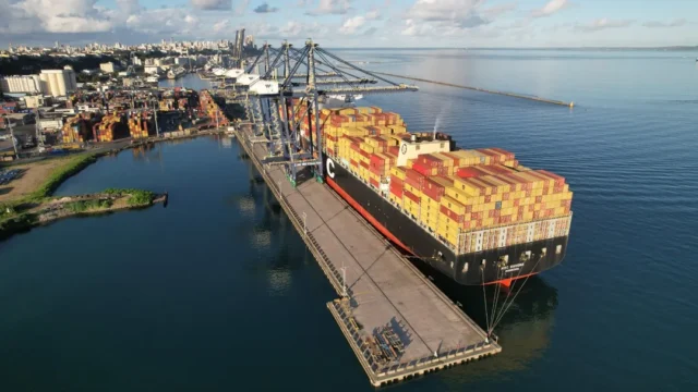 Navio com mais de 800 toneladas de materiais para as obras da ponte Salvador-Itaparica chegou ao Porto de Salvador