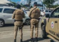 Policiais militares na rua