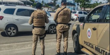 Policiais militares na rua