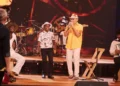 Ruan Vitor Vaqueirinho dividindo o palco do programa Altas Horas com o cantor João Gomes