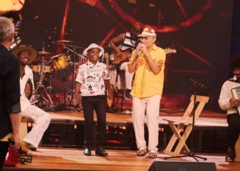 Ruan Vitor Vaqueirinho dividindo o palco do programa Altas Horas com o cantor João Gomes