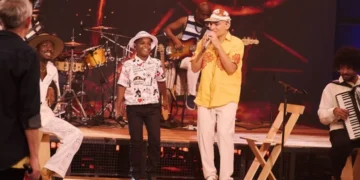 Ruan Vitor Vaqueirinho dividindo o palco do programa Altas Horas com o cantor João Gomes