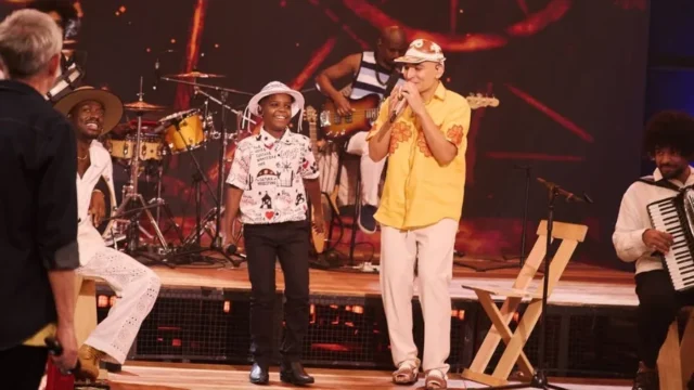 Ruan Vitor Vaqueirinho dividindo o palco do programa Altas Horas com o cantor João Gomes