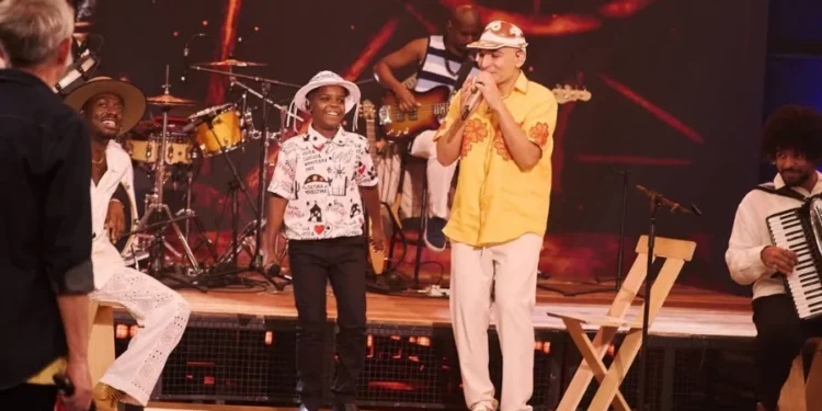 Ruan Vitor Vaqueirinho dividindo o palco do programa Altas Horas com o cantor João Gomes