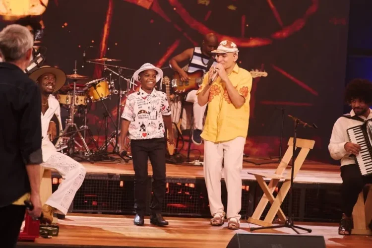 Ruan Vitor Vaqueirinho dividindo o palco do programa Altas Horas com o cantor João Gomes
