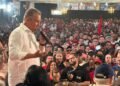 Rui Costa em palanque como pré-candidato ao senado nas eleições 2026