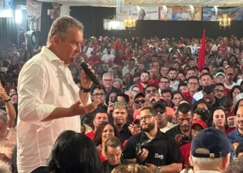 Rui Costa em palanque como pré-candidato ao senado nas eleições 2026
