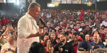 Rui Costa em palanque como pré-candidato ao senado nas eleições 2026
