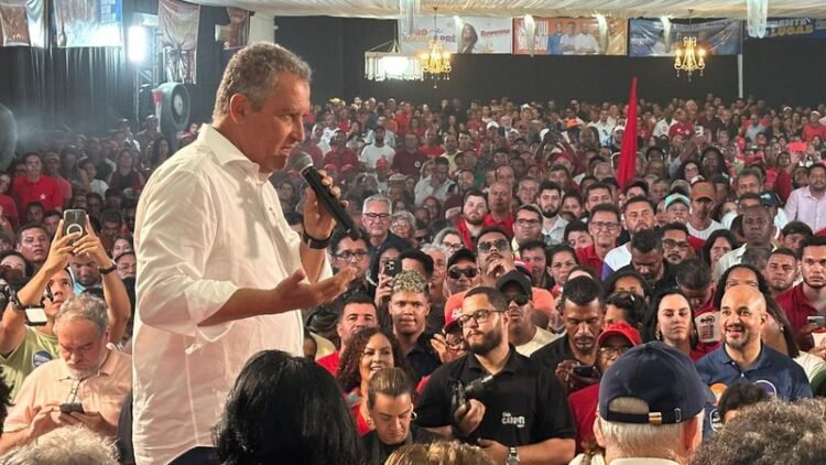Rui Costa em palanque como pré-candidato ao senado nas eleições 2026