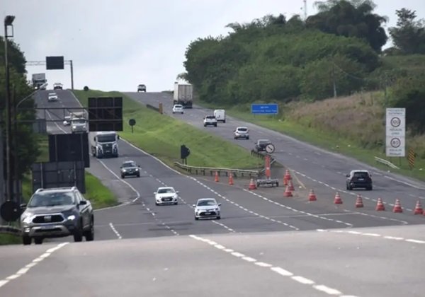 BR-324 com trânsito fluindo nos dois sentidos