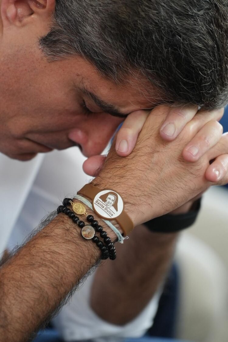 ACM Neto rezando