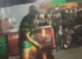 Briga generalizada em frente a depósito termina com homem morto no centro de Conceição do Jacuípe 2 Homem com arma em punho após atirar a queima roupa em outro homem durante briga em Conceição do Jacuipe