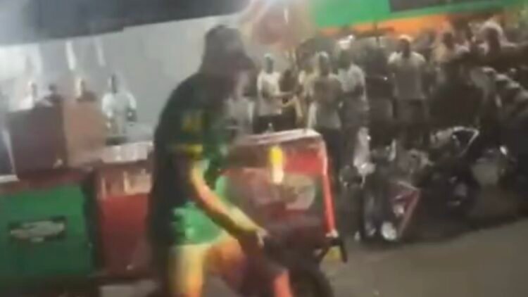 Homem com arma em punho após atirar a queima roupa em outro homem durante briga em Conceição do Jacuipe