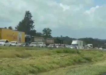 Trânsito lento na BR-324 sentido Feira de Santana x Salvador