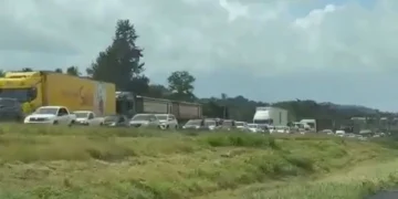 Trânsito lento na BR-324 sentido Feira de Santana x Salvador