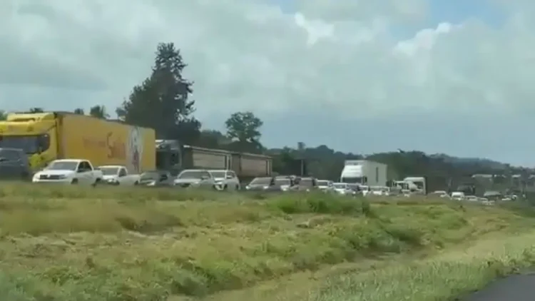 Trânsito lento na BR-324 sentido Feira de Santana x Salvador