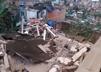 escombros da casa que desabou em Salvador