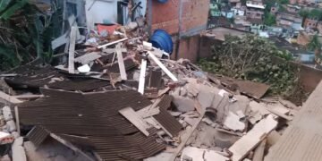 escombros da casa que desabou em Salvador