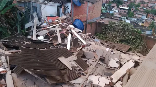 escombros da casa que desabou em Salvador