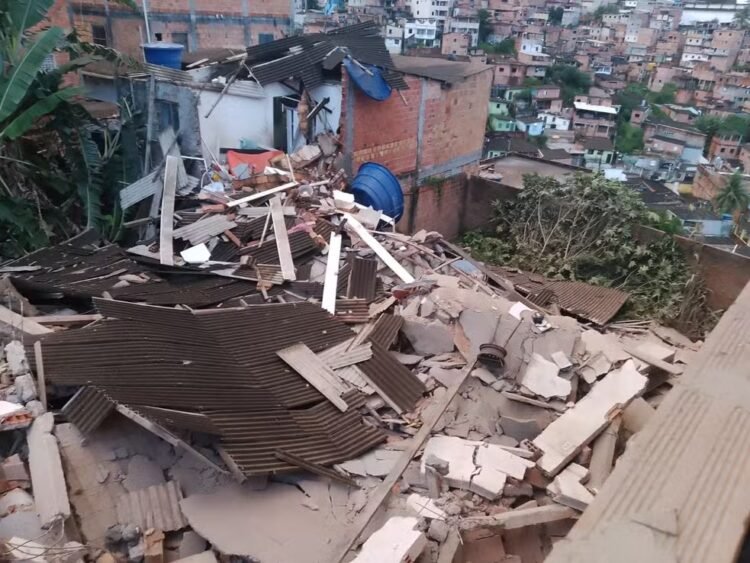 escombros da casa que desabou em Salvador