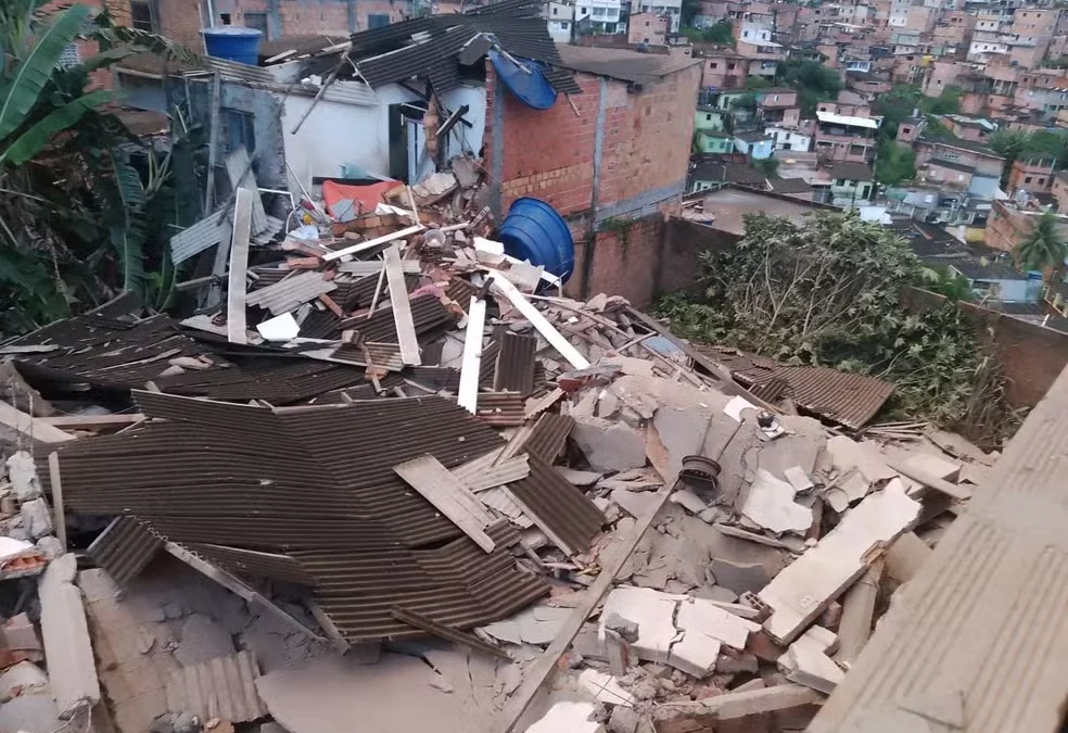 escombros da casa que desabou em Salvador