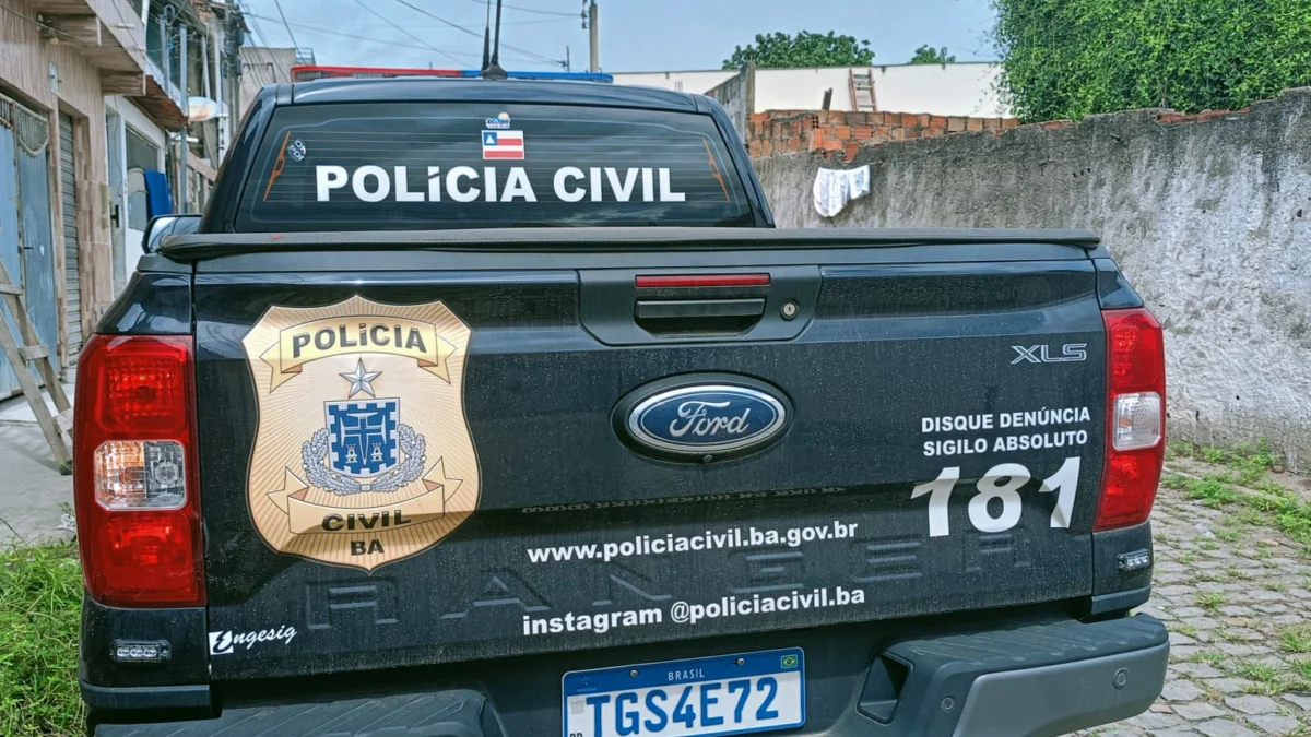 carro da polícia civil na rua de Santo Amaro