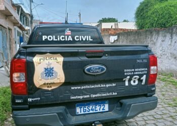 carro da polícia civil na rua de Santo Amaro